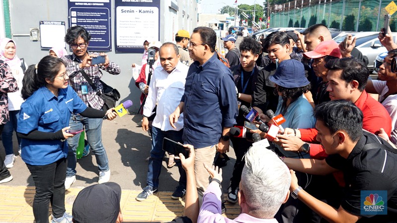 Massa pendukung Tom Lembong bersiap menyambut pembebasan di Rutan Cipinang, Jakarta Timur, Jumat (1/8/2025) sehari usai Presiden Prabowo Subianto memberikan abolisi terhadap Tom Lembong yang divonis 4,5 tahun dalam kasus impor gula. Massa pendukung Tom Lembong bersiap menyambut pembebasan di Rutan Cipinang, Jakarta Timur, Jumat (1/8/2025) sehari usai Presiden Prabowo Subianto memberikan abolisi terhadap Tom Lembong yang divonis 4,5 tahun dalam kasus impor gula. (CNBC Indonesia/Muhammad Sabki)