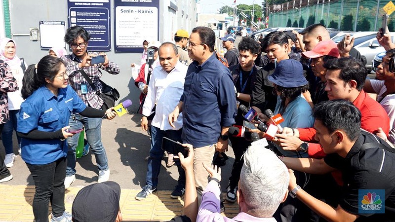 Massa pendukung Tom Lembong bersiap menyambut pembebasan di Rutan Cipinang, Jakarta Timur, Jumat (1/8/2025) sehari usai Presiden Prabowo Subianto memberikan abolisi terhadap Tom Lembong yang divonis 4,5 tahun dalam kasus impor gula. (CNBC Indonesia/Muhammad Sabki)
