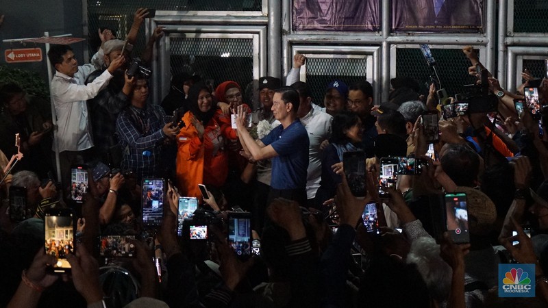 Mantan Menteri Perdagangan Thomas Trikasih Lembong atau Tom Lembong keluar dari Rumah Tahanan (Rutan) Cipinang, di Jakarta, Jumat (1/8/2025) malam. (CNBC Indonesia/Muhammad Sabki) Mantan Menteri Perdagangan Thomas Trikasih Lembong atau Tom Lembong keluar dari Rumah Tahanan (Rutan) Cipinang, di Jakarta, Jumat (1/8/2025) malam. (CNBC Indonesia/Muhammad Sabki)