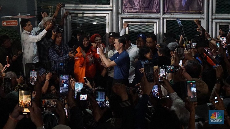 Mantan Menteri Perdagangan Thomas Trikasih Lembong atau Tom Lembong keluar dari Rumah Tahanan (Rutan) Cipinang, di Jakarta, Jumat (1/8/2025) malam. (CNBC Indonesia/Muhammad Sabki)