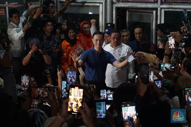 Mantan Menteri Perdagangan Thomas Trikasih Lembong atau Tom Lembong keluar dari Rumah Tahanan (Rutan) Cipinang, di Jakarta, Jumat (1/8/2025) malam. (CNBC Indonesia/Muhammad Sabki) Mantan Menteri Perdagangan Thomas Trikasih Lembong atau Tom Lembong keluar dari Rumah Tahanan (Rutan) Cipinang, di Jakarta, Jumat (1/8/2025) malam. (CNBC Indonesia/Muhammad Sabki)