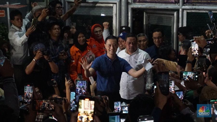 Mantan Menteri Perdagangan Thomas Trikasih Lembong atau Tom Lembong keluar dari Rumah Tahanan (Rutan) Cipinang, di Jakarta, Jumat (1/8/2025) malam. (CNBC Indonesia/Muhammad Sabki)