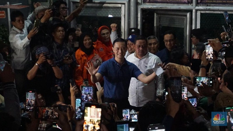 Mantan Menteri Perdagangan Thomas Trikasih Lembong atau Tom Lembong keluar dari Rumah Tahanan (Rutan) Cipinang, di Jakarta, Jumat (1/8/2025) malam. (CNBC Indonesia/Muhammad Sabki)