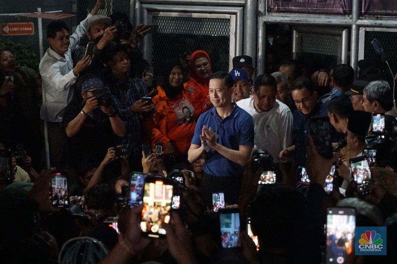 Mantan Menteri Perdagangan Thomas Trikasih Lembong atau Tom Lembong keluar dari Rumah Tahanan (Rutan) Cipinang, di Jakarta, Jumat (1/8/2025) malam. (CNBC Indonesia/Muhammad Sabki) Mantan Menteri Perdagangan Thomas Trikasih Lembong atau Tom Lembong keluar dari Rumah Tahanan (Rutan) Cipinang, di Jakarta, Jumat (1/8/2025) malam. (CNBC Indonesia/Muhammad Sabki)