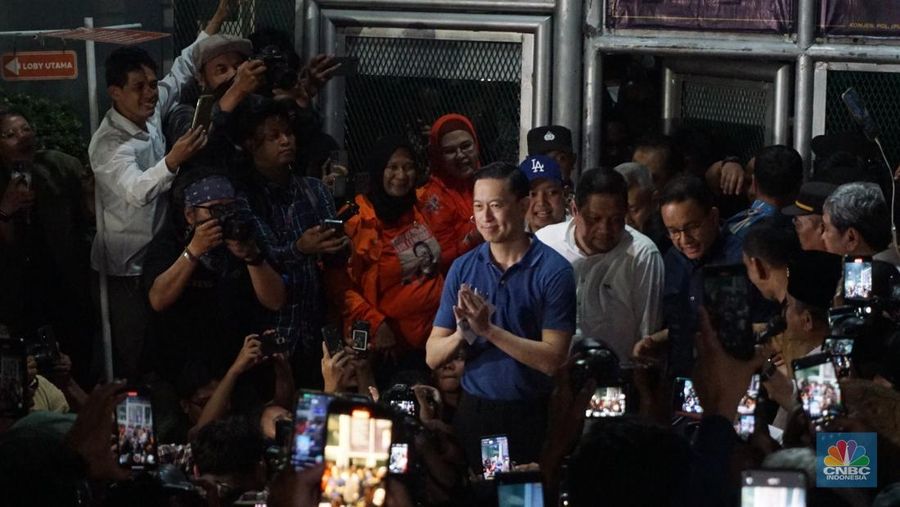 Mantan Menteri Perdagangan Thomas Trikasih Lembong atau Tom Lembong keluar dari Rumah Tahanan (Rutan) Cipinang, di Jakarta, Jumat (1/8/2025) malam. (CNBC Indonesia/Muhammad Sabki)