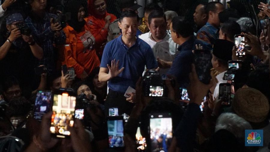 Mantan Menteri Perdagangan Thomas Trikasih Lembong atau Tom Lembong keluar dari Rumah Tahanan (Rutan) Cipinang, di Jakarta, Jumat (1/8/2025) malam. (CNBC Indonesia/Muhammad Sabki)
