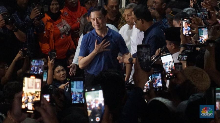 Mantan Menteri Perdagangan Thomas Trikasih Lembong atau Tom Lembong keluar dari Rumah Tahanan (Rutan) Cipinang, di Jakarta, Jumat (1/8/2025) malam. (CNBC Indonesia/Muhammad Sabki)