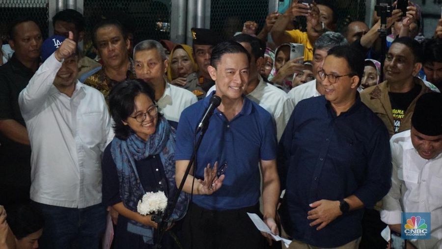 Mantan Menteri Perdagangan Thomas Trikasih Lembong atau Tom Lembong keluar dari Rumah Tahanan (Rutan) Cipinang, di Jakarta, Jumat (1/8/2025) malam. (CNBC Indonesia/Muhammad Sabki)