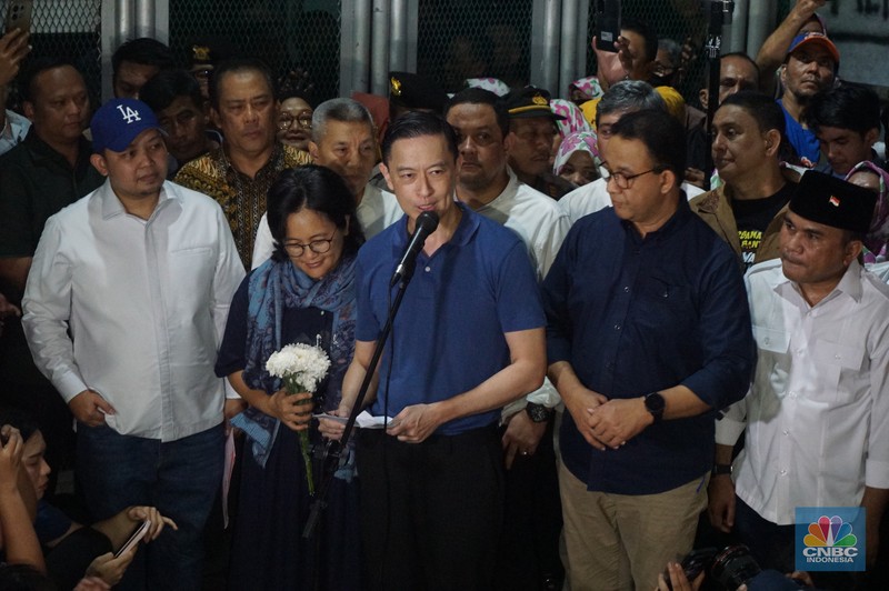 Mantan Menteri Perdagangan Thomas Trikasih Lembong atau Tom Lembong keluar dari Rumah Tahanan (Rutan) Cipinang, di Jakarta, Jumat (1/8/2025) malam. (CNBC Indonesia/Muhammad Sabki) Mantan Menteri Perdagangan Thomas Trikasih Lembong atau Tom Lembong keluar dari Rumah Tahanan (Rutan) Cipinang, di Jakarta, Jumat (1/8/2025) malam. (CNBC Indonesia/Muhammad Sabki)
