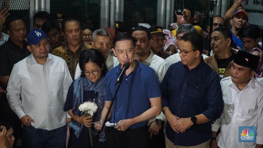 Mantan Menteri Perdagangan Thomas Trikasih Lembong atau Tom Lembong keluar dari Rumah Tahanan (Rutan) Cipinang, di Jakarta, Jumat (1/8/2025) malam. (CNBC Indonesia/Muhammad Sabki)