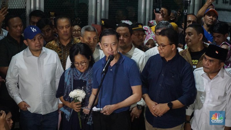 Mantan Menteri Perdagangan Thomas Trikasih Lembong atau Tom Lembong keluar dari Rumah Tahanan (Rutan) Cipinang, di Jakarta, Jumat (1/8/2025) malam. (CNBC Indonesia/Muhammad Sabki)