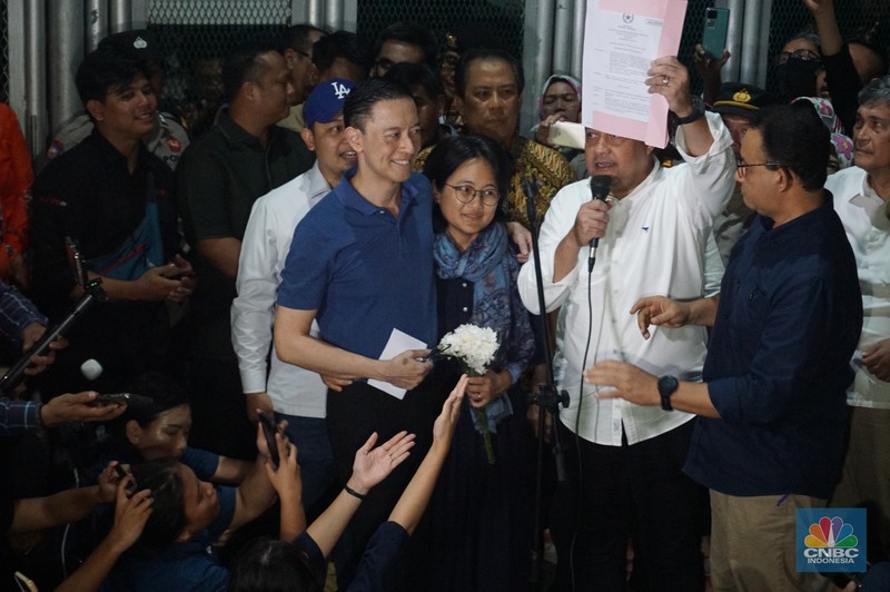 Mantan Menteri Perdagangan Thomas Trikasih Lembong atau Tom Lembong keluar dari Rumah Tahanan (Rutan) Cipinang, di Jakarta, Jumat (1/8/2025) malam. (CNBC Indonesia/Muhammad Sabki) Mantan Menteri Perdagangan Thomas Trikasih Lembong atau Tom Lembong keluar dari Rumah Tahanan (Rutan) Cipinang, di Jakarta, Jumat (1/8/2025) malam. (CNBC Indonesia/Muhammad Sabki)