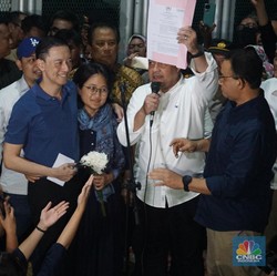Momen Tom Lembong Bebas dari Rutan Cipinang, Disambut Padat Manusia