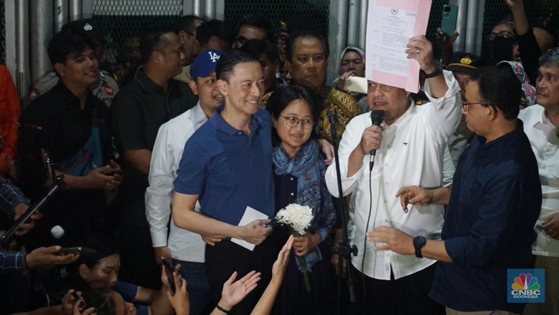 Mantan Menteri Perdagangan Thomas Trikasih Lembong atau Tom Lembong keluar dari Rumah Tahanan (Rutan) Cipinang, di Jakarta, Jumat (1/8/2025) malam. (CNBC Indonesia/Muhammad Sabki)