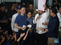 Momen Tom Lembong Bebas dari Rutan Cipinang, Disambut Padat Manusia