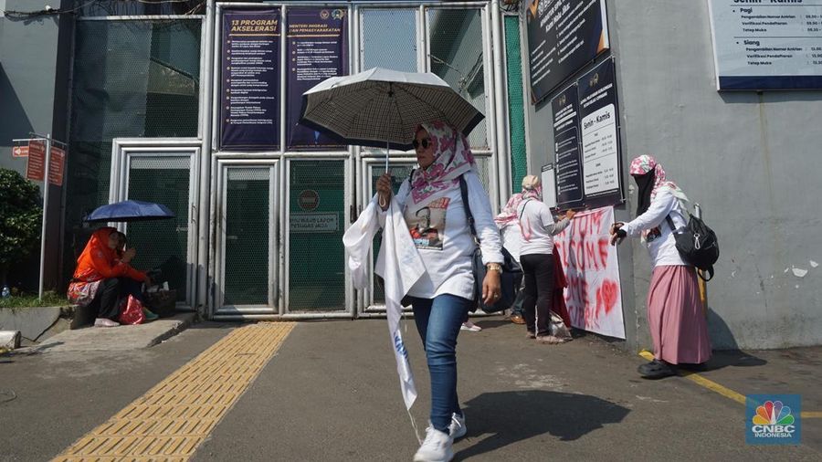 Massa pendukung Tom Lembong bersiap menyambut pembebasan di Rutan Cipinang, Jakarta Timur, Jumat (1/8/2025) sehari usai Presiden Prabowo Subianto memberikan abolisi terhadap Tom Lembong yang divonis 4,5 tahun dalam kasus impor gula. Massa pendukung Tom Lembong bersiap menyambut pembebasan di Rutan Cipinang, Jakarta Timur, Jumat (1/8/2025) sehari usai Presiden Prabowo Subianto memberikan abolisi terhadap Tom Lembong yang divonis 4,5 tahun dalam kasus impor gula. (CNBC Indonesia/Muhammad Sabki)