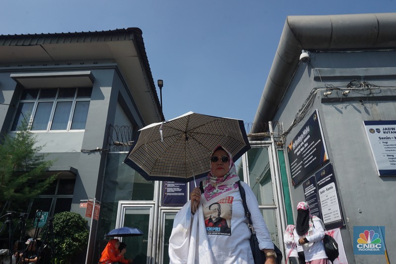 Massa pendukung Tom Lembong bersiap menyambut pembebasan di Rutan Cipinang, Jakarta Timur, Jumat (1/8/2025) sehari usai Presiden Prabowo Subianto memberikan abolisi terhadap Tom Lembong yang divonis 4,5 tahun dalam kasus impor gula. (CNBC Indonesia/Muhammad Sabki)