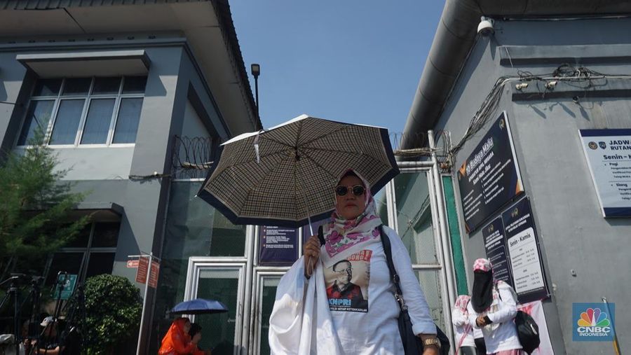 Massa pendukung Tom Lembong bersiap menyambut pembebasan di Rutan Cipinang, Jakarta Timur, Jumat (1/8/2025) sehari usai Presiden Prabowo Subianto memberikan abolisi terhadap Tom Lembong yang divonis 4,5 tahun dalam kasus impor gula. Massa pendukung Tom Lembong bersiap menyambut pembebasan di Rutan Cipinang, Jakarta Timur, Jumat (1/8/2025) sehari usai Presiden Prabowo Subianto memberikan abolisi terhadap Tom Lembong yang divonis 4,5 tahun dalam kasus impor gula. (CNBC Indonesia/Muhammad Sabki)