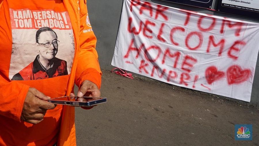 Massa pendukung Tom Lembong bersiap menyambut pembebasan di Rutan Cipinang, Jakarta Timur, Jumat (1/8/2025) sehari usai Presiden Prabowo Subianto memberikan abolisi terhadap Tom Lembong yang divonis 4,5 tahun dalam kasus impor gula. (CNBC Indonesia/Muhammad Sabki)