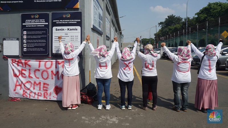 Massa pendukung Tom Lembong bersiap menyambut pembebasan di Rutan Cipinang, Jakarta Timur, Jumat (1/8/2025) sehari usai Presiden Prabowo Subianto memberikan abolisi terhadap Tom Lembong yang divonis 4,5 tahun dalam kasus impor gula. Massa pendukung Tom Lembong bersiap menyambut pembebasan di Rutan Cipinang, Jakarta Timur, Jumat (1/8/2025) sehari usai Presiden Prabowo Subianto memberikan abolisi terhadap Tom Lembong yang divonis 4,5 tahun dalam kasus impor gula. (CNBC Indonesia/Muhammad Sabki)