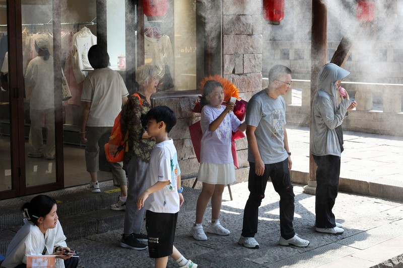 Seorang anak membilas wajahnya dengan air dari pancuran untuk menyejukkan diri di tengah peringatan bahaya panas di Chongqing, Tiongkok, 31 Juli 2025. Seorang anak membilas wajahnya dengan air dari pancuran untuk menyejukkan diri di tengah peringatan bahaya panas di Chongqing, Tiongkok, 31 Juli 2025. (REUTERS/Go Nakamura)
