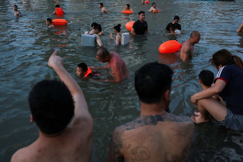 Seorang anak membilas wajahnya dengan air dari pancuran untuk menyejukkan diri di tengah peringatan bahaya panas di Chongqing, Tiongkok, 31 Juli 2025. Seorang anak membilas wajahnya dengan air dari pancuran untuk menyejukkan diri di tengah peringatan bahaya panas di Chongqing, Tiongkok, 31 Juli 2025. (REUTERS/Go Nakamura)