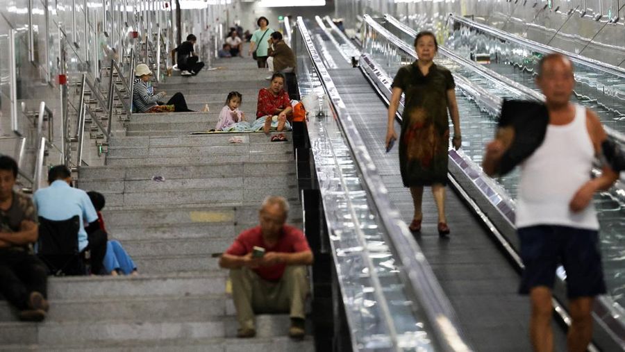 Seorang anak membilas wajahnya dengan air dari pancuran untuk menyejukkan diri di tengah peringatan bahaya panas di Chongqing, Tiongkok, 31 Juli 2025. Seorang anak membilas wajahnya dengan air dari pancuran untuk menyejukkan diri di tengah peringatan bahaya panas di Chongqing, Tiongkok, 31 Juli 2025. (REUTERS/Go Nakamura)