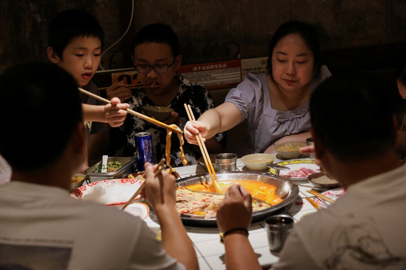 Seorang anak membilas wajahnya dengan air dari pancuran untuk menyejukkan diri di tengah peringatan bahaya panas di Chongqing, Tiongkok, 31 Juli 2025. Seorang anak membilas wajahnya dengan air dari pancuran untuk menyejukkan diri di tengah peringatan bahaya panas di Chongqing, Tiongkok, 31 Juli 2025. (REUTERS/Go Nakamura)