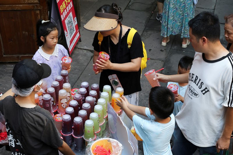 Seorang anak membilas wajahnya dengan air dari pancuran untuk menyejukkan diri di tengah peringatan bahaya panas di Chongqing, Tiongkok, 31 Juli 2025. Seorang anak membilas wajahnya dengan air dari pancuran untuk menyejukkan diri di tengah peringatan bahaya panas di Chongqing, Tiongkok, 31 Juli 2025. (REUTERS/Go Nakamura)