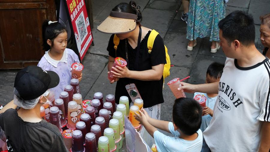 Seorang anak membilas wajahnya dengan air dari pancuran untuk menyejukkan diri di tengah peringatan bahaya panas di Chongqing, Tiongkok, 31 Juli 2025. (REUTERS/Go Nakamura)