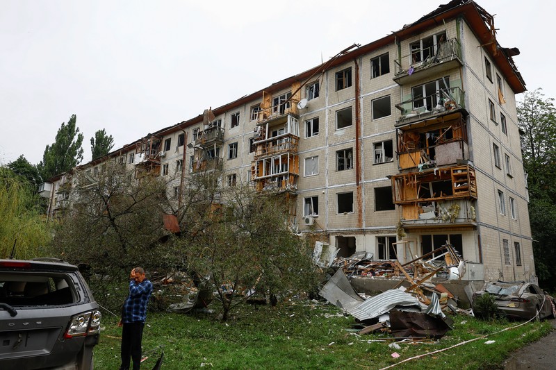 Tim penyelamat bekerja di lokasi sebuah gedung apartemen yang terkena serangan udara Rusia di Kyiv, Ukraina, Jumat (1/8/2025). (Handout via REUTERS)