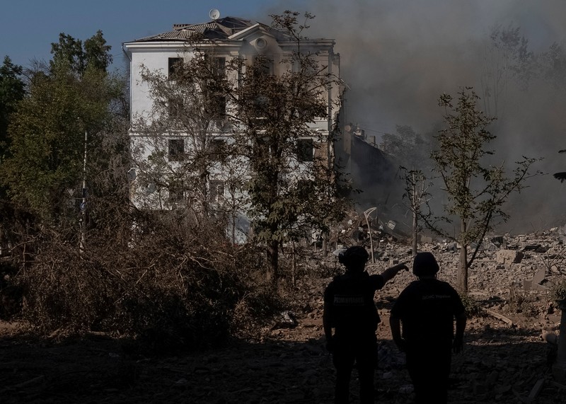 Tim penyelamat bekerja di lokasi sebuah gedung apartemen yang terkena serangan udara Rusia di Kyiv, Ukraina, Jumat (1/8/2025). (Handout via REUTERS)