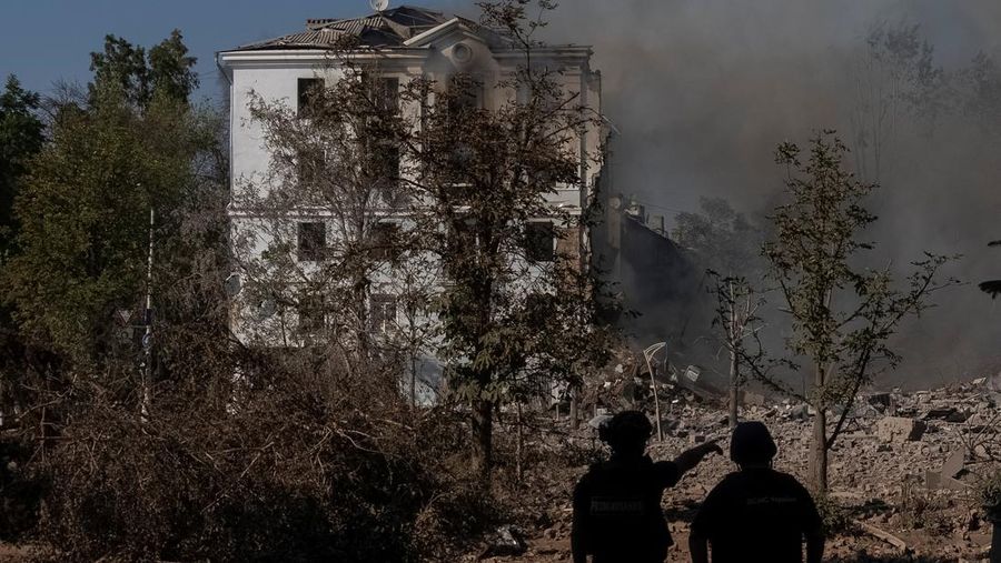 Tim penyelamat bekerja di lokasi sebuah gedung apartemen yang terkena serangan udara Rusia di Kyiv, Ukraina, Jumat (1/8/2025). (Handout via REUTERS) Tim penyelamat bekerja di lokasi sebuah gedung apartemen yang terkena serangan udara Rusia di Kyiv, Ukraina, Jumat (1/8/2025). (Handout via REUTERS)