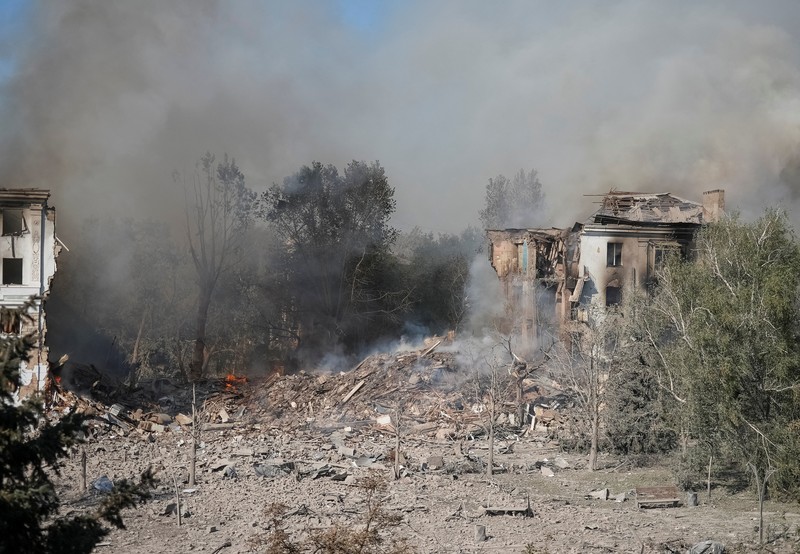 Tim penyelamat bekerja di lokasi sebuah gedung apartemen yang terkena serangan udara Rusia di Kyiv, Ukraina, Jumat (1/8/2025). (Handout via REUTERS)