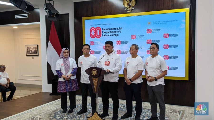 Pemerintah mengumumkan bakal meliburkan tanggal 18 Agustus 2025, dalam rangka memeriahkan Hari Ulang Tahun (HUT) Kemerdekaan Indonesia ke - 80. Hal ini diungkapkan Wakil Menteri Sekretaris Negara Juri Ardiantoro, dalam konferensi pers, di Kantor Presiden, Jumat (1/8/2025). (CNBC Indonesia/Emir Yanwardhana)