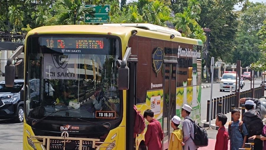Penumpang Trans Banjarbakula mengantre masuk bus di Halte Taman Siring Kilometer 0, Banjarmasin, Kalimantan Selatan, Kamis (31/7/2025). (CNBC Indonesia/Muhammad Khadafi))