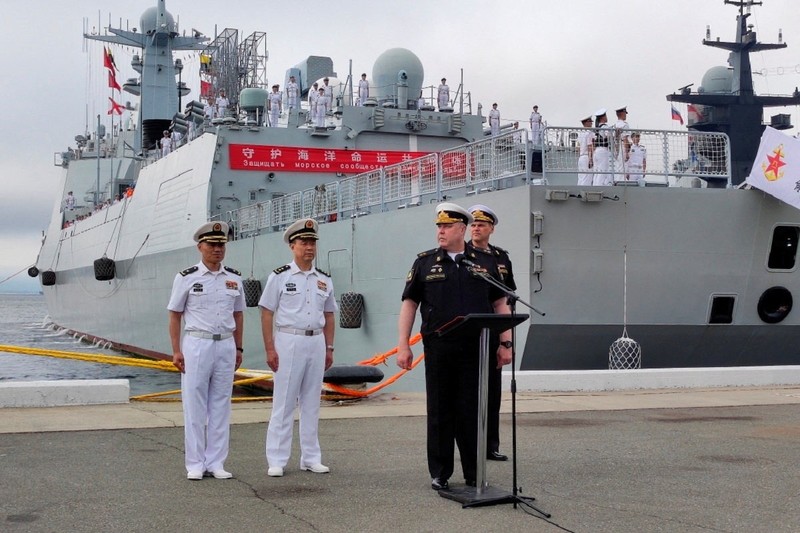 Sejumlah kapal angkatan laut China, termasuk sebuah kapal selam, tiba di pelabuhan Vladivostok di wilayah timur jauh Rusia pada Kamis (31/7), menjelang dimulainya latihan militer gabungan antara kedua negara yang dijadwalkan berlangsung pada 1 hingga 5 Agustus 2025. Sejumlah kapal angkatan laut China, termasuk sebuah kapal selam, tiba di pelabuhan Vladivostok di wilayah timur jauh Rusia pada Kamis (31/7), menjelang dimulainya latihan militer gabungan antara kedua negara yang dijadwalkan berlangsung pada 1 hingga 5 Agustus 2025. (Tangkapan Layar Video Reuters/RUSSIAN MINISTRY OF DEFENCE)
