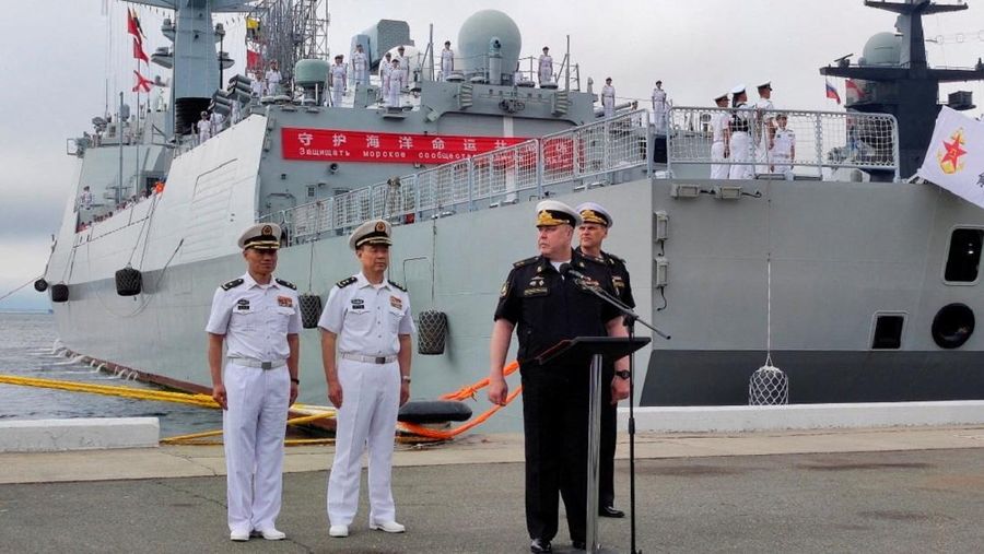 Sejumlah kapal angkatan laut China, termasuk sebuah kapal selam, tiba di pelabuhan Vladivostok di wilayah timur jauh Rusia pada Kamis (31/7), menjelang dimulainya latihan militer gabungan antara kedua negara yang dijadwalkan berlangsung pada 1 hingga 5 Agustus 2025. (Tangkapan Layar Video Reuters/RUSSIAN MINISTRY OF DEFENCE)
