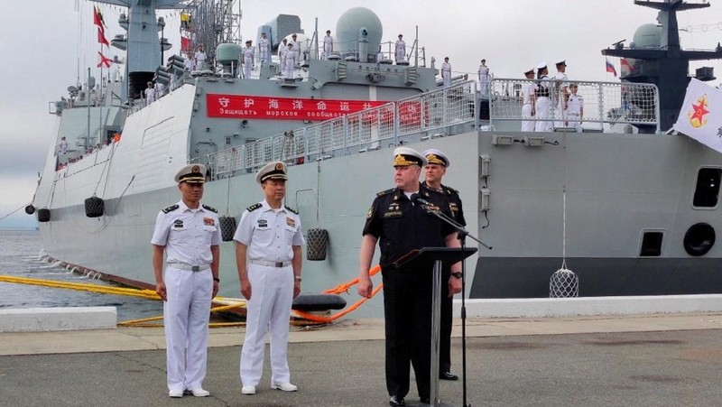 Sejumlah kapal angkatan laut China, termasuk sebuah kapal selam, tiba di pelabuhan Vladivostok di wilayah timur jauh Rusia pada Kamis (31/7), menjelang dimulainya latihan militer gabungan antara kedua negara yang dijadwalkan berlangsung pada 1 hingga 5 Agustus 2025. (Tangkapan Layar Video Reuters/RUSSIAN MINISTRY OF DEFENCE)