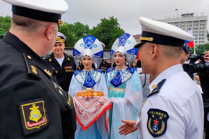 Sejumlah kapal angkatan laut China, termasuk sebuah kapal selam, tiba di pelabuhan Vladivostok di wilayah timur jauh Rusia pada Kamis (31/7), menjelang dimulainya latihan militer gabungan antara kedua negara yang dijadwalkan berlangsung pada 1 hingga 5 Agustus 2025. (Tangkapan Layar Video Reuters/RUSSIAN MINISTRY OF DEFENCE)