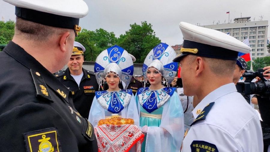 Sejumlah kapal angkatan laut China, termasuk sebuah kapal selam, tiba di pelabuhan Vladivostok di wilayah timur jauh Rusia pada Kamis (31/7), menjelang dimulainya latihan militer gabungan antara kedua negara yang dijadwalkan berlangsung pada 1 hingga 5 Agustus 2025. (Tangkapan Layar Video Reuters/RUSSIAN MINISTRY OF DEFENCE)
