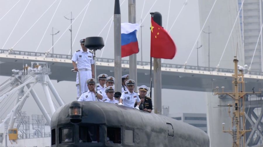 Sejumlah kapal angkatan laut China, termasuk sebuah kapal selam, tiba di pelabuhan Vladivostok di wilayah timur jauh Rusia pada Kamis (31/7), menjelang dimulainya latihan militer gabungan antara kedua negara yang dijadwalkan berlangsung pada 1 hingga 5 Agustus 2025. Sejumlah kapal angkatan laut China, termasuk sebuah kapal selam, tiba di pelabuhan Vladivostok di wilayah timur jauh Rusia pada Kamis (31/7), menjelang dimulainya latihan militer gabungan antara kedua negara yang dijadwalkan berlangsung pada 1 hingga 5 Agustus 2025. (Tangkapan Layar Video Reuters/RUSSIAN MINISTRY OF DEFENCE)