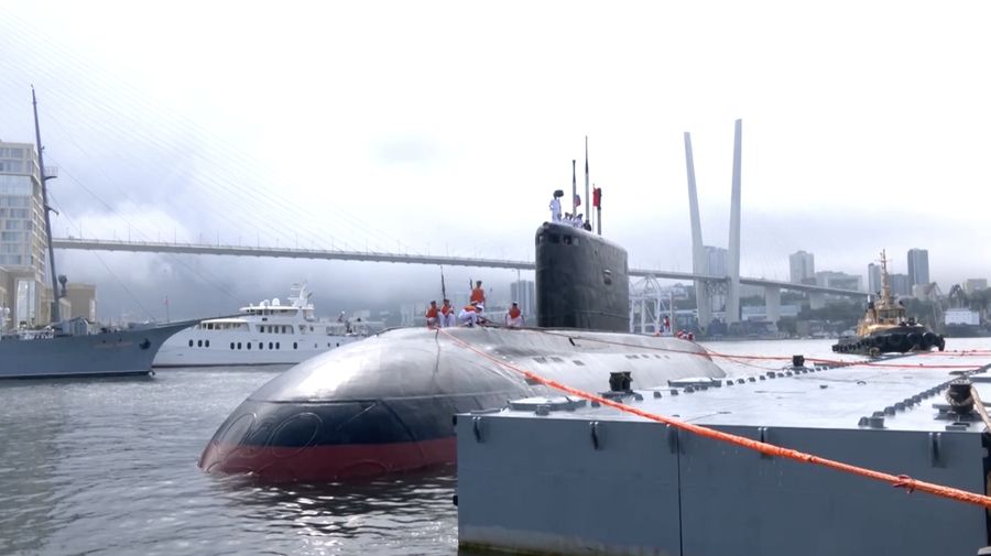 Sejumlah kapal angkatan laut China, termasuk sebuah kapal selam, tiba di pelabuhan Vladivostok di wilayah timur jauh Rusia pada Kamis (31/7), menjelang dimulainya latihan militer gabungan antara kedua negara yang dijadwalkan berlangsung pada 1 hingga 5 Agustus 2025. Sejumlah kapal angkatan laut China, termasuk sebuah kapal selam, tiba di pelabuhan Vladivostok di wilayah timur jauh Rusia pada Kamis (31/7), menjelang dimulainya latihan militer gabungan antara kedua negara yang dijadwalkan berlangsung pada 1 hingga 5 Agustus 2025. (Tangkapan Layar Video Reuters/RUSSIAN MINISTRY OF DEFENCE)