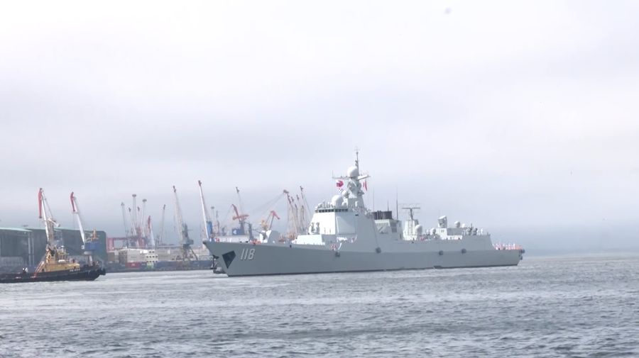 Sejumlah kapal angkatan laut China, termasuk sebuah kapal selam, tiba di pelabuhan Vladivostok di wilayah timur jauh Rusia pada Kamis (31/7), menjelang dimulainya latihan militer gabungan antara kedua negara yang dijadwalkan berlangsung pada 1 hingga 5 Agustus 2025. (Tangkapan Layar Video Reuters/RUSSIAN MINISTRY OF DEFENCE)