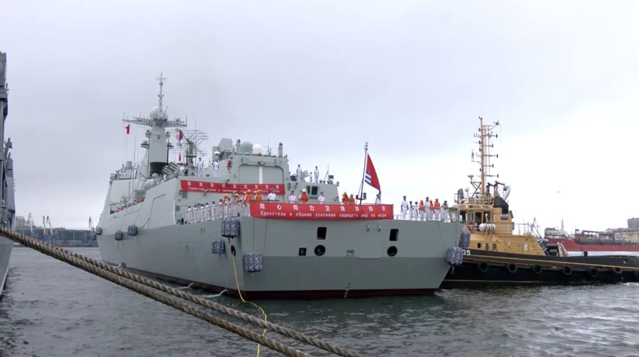 Sejumlah kapal angkatan laut China, termasuk sebuah kapal selam, tiba di pelabuhan Vladivostok di wilayah timur jauh Rusia pada Kamis (31/7), menjelang dimulainya latihan militer gabungan antara kedua negara yang dijadwalkan berlangsung pada 1 hingga 5 Agustus 2025. (Tangkapan Layar Video Reuters/RUSSIAN MINISTRY OF DEFENCE)
