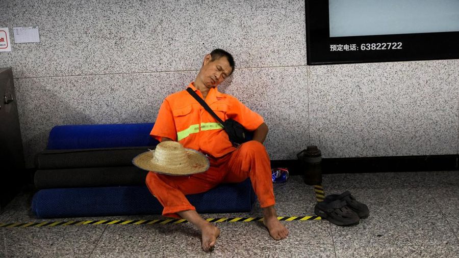 Seorang anak membilas wajahnya dengan air dari pancuran untuk menyejukkan diri di tengah peringatan bahaya panas di Chongqing, Tiongkok, 31 Juli 2025. (REUTERS/Go Nakamura)