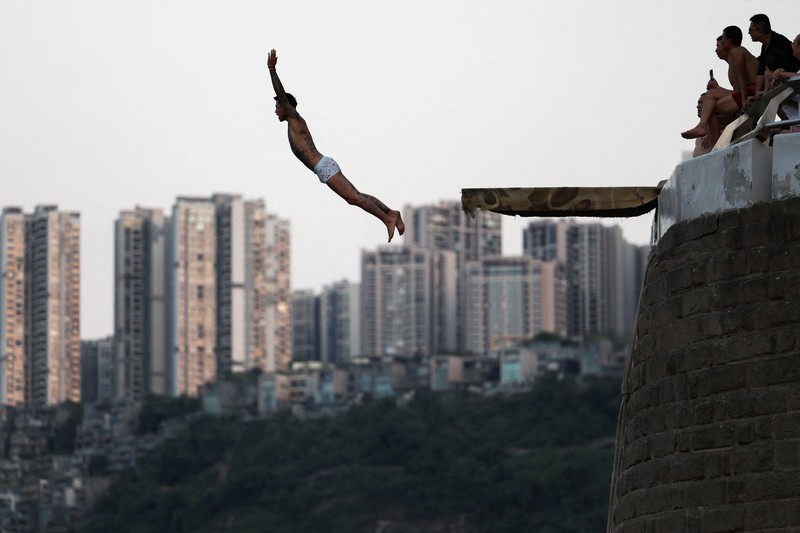 Seorang anak membilas wajahnya dengan air dari pancuran untuk menyejukkan diri di tengah peringatan bahaya panas di Chongqing, Tiongkok, 31 Juli 2025. Seorang anak membilas wajahnya dengan air dari pancuran untuk menyejukkan diri di tengah peringatan bahaya panas di Chongqing, Tiongkok, 31 Juli 2025. (REUTERS/Go Nakamura)