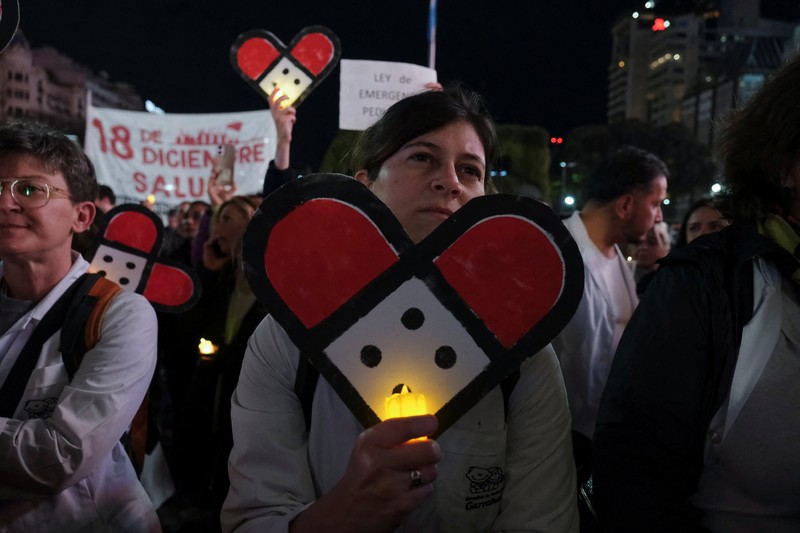 Tenaga kesehatan turun ke jalan melakukan unjuk rasa di Buenos Aires, Argentina, Kamis (31/7/2025). (REUTERS/Alessia Maccioni) Tenaga kesehatan turun ke jalan melakukan unjuk rasa di Buenos Aires, Argentina, Kamis (31/7/2025). (REUTERS/Alessia Maccioni)