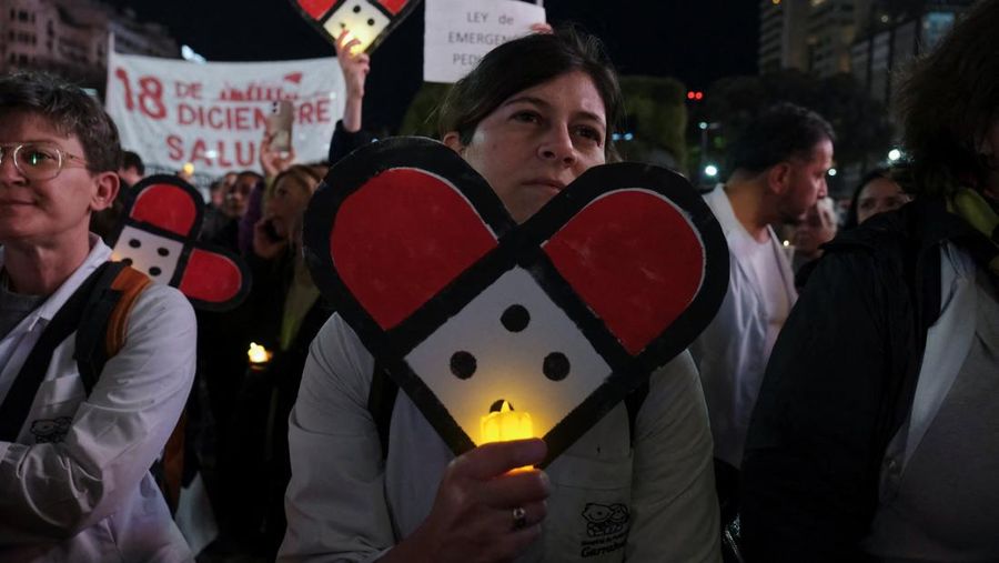 Tenaga kesehatan turun ke jalan melakukan unjuk rasa di Buenos Aires, Argentina, Kamis (31/7/2025). (REUTERS/Alessia Maccioni)