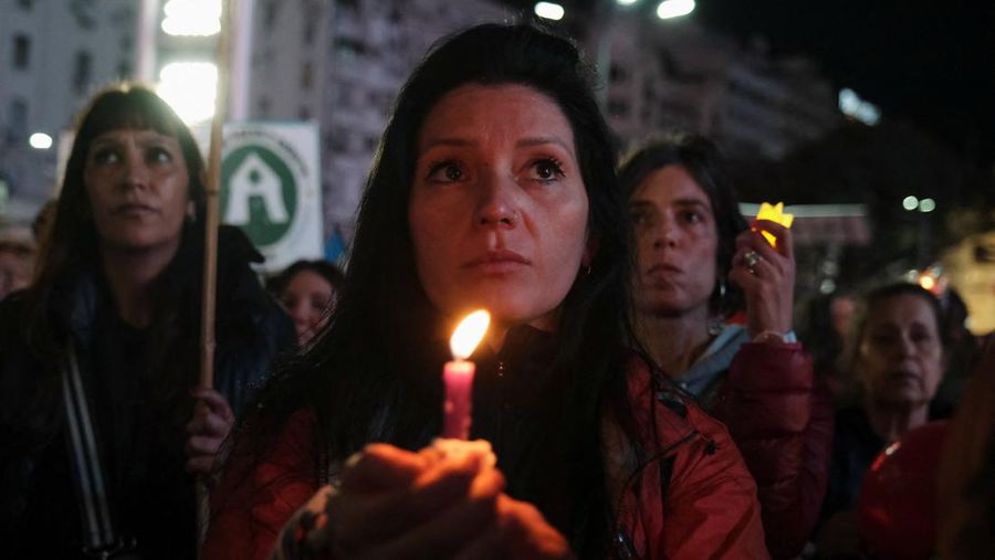 Tenaga kesehatan turun ke jalan melakukan unjuk rasa di Buenos Aires, Argentina, Kamis (31/7/2025). (REUTERS/Alessia Maccioni)